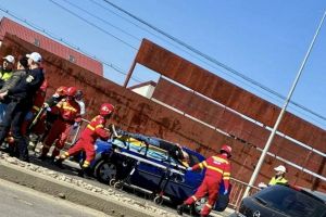 Accident grav cu patru maşini. O femeie a murit, mai multe persoane rănite