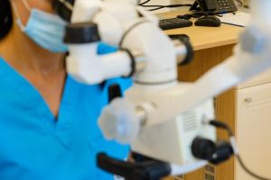 Clinica de medicină dentară Dr. Teo – Zâmbim oricând împreună. Microscopul Dentar