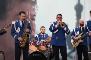 VIDEO. Fanfara Jandarmeriei Romane, omagiu emotionant pentru Mugurel Vrabete, basistul de la Holograf care ne-a parasit 