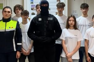 Poliţiştii din Botoşani, avertisment către elevi: Nu transmiteţi nimănui fotografii sau filmări intime!