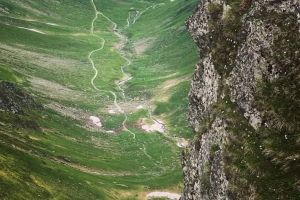 Expoziţia „Om şi Munte” aduce la Sibiu fotografii dedicate naturii şi drumeţiilor montane. Recital folk la inaugurare.