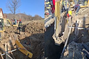 FOTO/VIDEO. Tragedie: un sătmărean a murit după ce a fost prins sub un mal de pământ, la câţiva metri adâncime