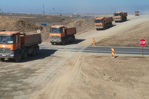 Mobilizare masivă pe şantierul autostrăzii A7 Bacău – Paşcani. Peste 600 de muncitori lucrează pe loturile 2 şi 3