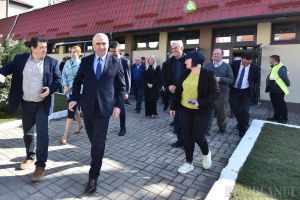 „Da’ puţin o stat...”. Ce investiţii le-au fost prezentate lui Bolojan şi Cseke în Aleşd: o policlinică nouă şi două şcoli plus o cantină modernizate. Și localnicii au fost curioşi să le vadă (FOTO/VIDEO)