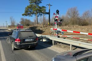 FOTO & VIDEO Situaţie mai puţin obişnuită! Circulaţia pe drumul Botoşani- Suceava, blocată după ce s-a rupt o barieră feroviară