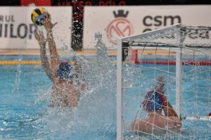 Victorie clară pentru poloiştii de la CSM Oradea la Bucureşti. Liderul Superligii a trecut cu 20–10 de Rapid