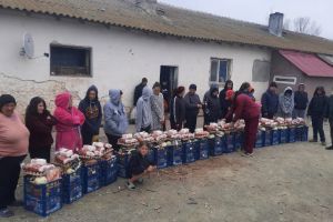 FOTO: Voluntarii Asociatiei Suflete Deschise au oferit daruri celor douazeci de familii nevoiase care vietuiesc in grajdurile de la Pecineaga