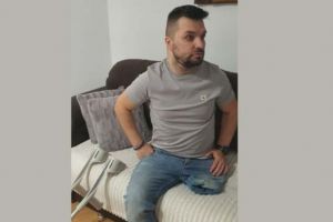 La 35 de ani, luptă pentru a merge din nou. Un tânăr din Timişoara are nevoie de 75.000 de euro pentru o nouă şansă la independenţă