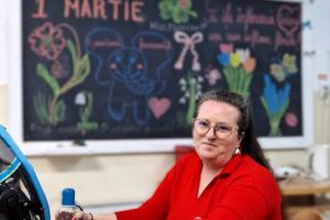 „Să îţi înflorească inima”: Mesajul pictat pe o tablă la Spitalul de Psihiatrie de mama unui copil cu nevoi speciale / video