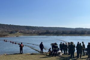 Poluare accidentala pe fluviul Nistru: Administratia Bazinala de Apa Prut-Barlad actioneaza pentru limitarea si colectarea substantelor poluante de pe suprafata apei (FOTO)