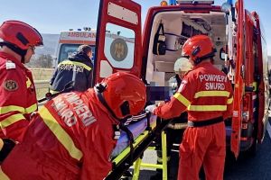 Accident grav! Două persoane au fost scoase dintre fiarele contorsionate