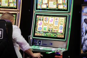 Slatina interzice oficial păcănelele şi pariurile. La Oradea se pregăteşte scoaterea sălilor de jocuri de noroc din oraş