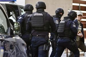 Argeş: Scenă ca în filme! Bărbat înarmat cu sabie, împuşcat de poliţişti