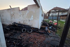 FOTO. Acoperişul unei case a luat foc în judeţul Satu Mare. Pompierii au intervenit cu mai multe autospeciale