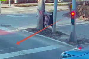 În Bacău trebuie să treci de semafor ca să pui maşina pe senzorul de trafic care îţi va schimba semaforul