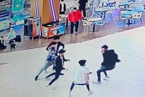 Sânge şi panică la Shopping City Râmnicu Vâlcea: patru tineri au ajuns în arest după atacul cu briceagul. Paznicii au fost spectatori!