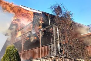 Incendii de locuinţe în Poduri şi Văleni. Flăcările au pornit de la vegetaţie uscată