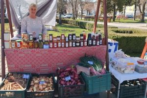 FOTO: Târgul Producătorilor Locali, în Parcul Central din Reghin