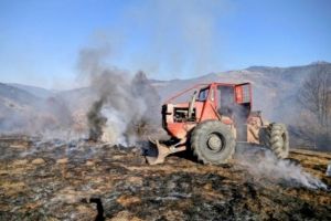 FOTO: Un barbat de 56 de ani a suferit arsuri dupa ce a dat foc la resturile vegetale din gospodarie