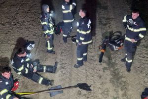 FOTO. Eroi în fum şi praf: pompierii din Satu Mare luptă de ore întregi cu incendiile de vegetaţie. Epuizaţi după o zi de foc