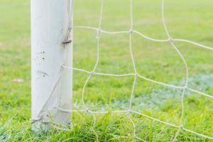 S-a prăbuşit poarta peste el. Copil rănit grav pe un teren de fotbal din Cenad