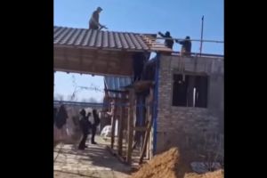 VIDEO: Imagini socante din timpul interventiei din Arges! Un barbat, impuscat in picior de politistii pe care i-a atacat cu o sabie