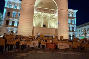 VIDEO. Studenţii au protestat în Piaţa Victoriei din Timişoara împotriva reducerii finanţării educaţiei