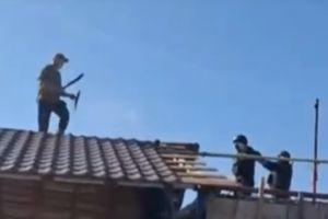 Un bărbat a fost împuşcat de poliţişti în picior după ce a încercat să lovească cu sabia un luptător SAS