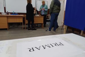 Am trăit să o vedem şi pe asta! Un candidat la funcţia de primar cere daune de 100.000 de euro de la Autoritatea Electorală Permanentă