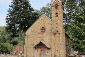 Ambulanţa pentru Monumente bagă în „tratament” biserica din Văliug