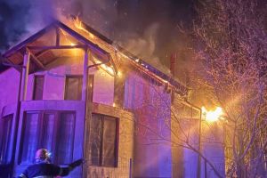 FOTO. Incendiu puternic la o locuinţă din judeţul Satu Mare. Pompierii au luptat ore întregi cu flăcările