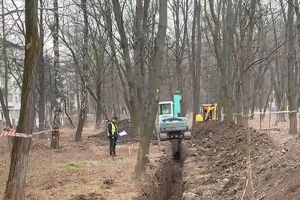 Lucrări de reabilitare a reţelei de apă în Parcul Cancicov din Bacău. Intervenţiile sunt estimate să dureze şase luni