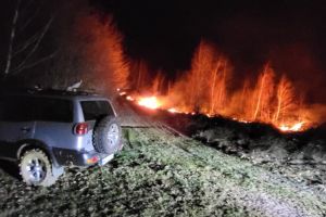 FOTO/VIDEO. Incendiu puternic în Oaş. Pompierii încearcă de ore întregi să stingă focul