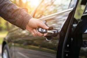 A vândut un BMW şi l-a furat după câteva zile: borfaşul scapă de închisoare după ce fapta s-a prescris