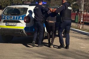 Furt la o firmă din judeţul Botoşani. Un tânăr de 17 ani a fost reţinut