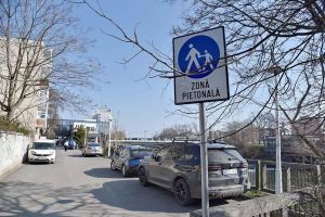 Ne enervează: Au botezat-o „zonă pietonală”, dar e plină de maşini!