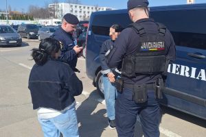 FOTO Fraude în parcarea unui supermarket din Botoşani. Cum convingeau două tinere oamenii să doneze bani care ajungeau în buzunarele lor