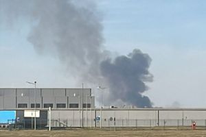 Incendiu de vegetaţie la ieşire din Ocna Sibiului: fumul negru se vede din Sibiu / foto