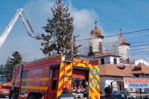 FOTO. Știri Romania: UPDATE. Incendiu la o biserica monument istoric din judetul Prahova! A ars acoperisul bisericii si au fost afectate icoane si diverse obiecte de cult  