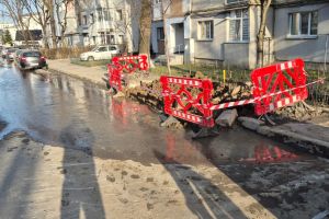 VIDEO Locatarii unui cartier din Botoşani sunt disperaţi că nu au apă de câteva zile.  Nova Apaserv a intervenit astăzi, dar apa curge în continuare