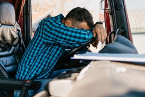 Un şofer de TIR s-a urcat la volan deşi avea permisul suspendat. A spus că a acceptat cursa pentru că familia avea nevoie de bani