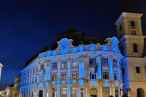 Primăria Sibiu, iluminată în turcoaz pentru conştientizarea efectelor Long COVID