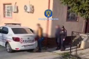 VIDEO: Reţinut după ce a incendiat casa vecinei