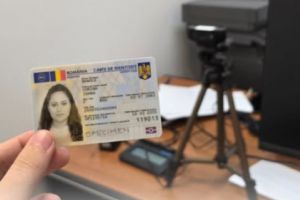 Schimbare majoră pentru românii cu buletin electronic. Poţi semna documente direct de pe telefon