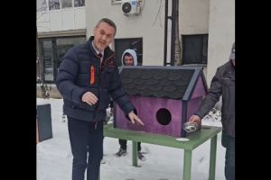 După ce afacerea „Căsuţe pentru pisici” a bubuit în presă, firma de spaţii verzi a Primăriei Slatina a lăsat-o mai moale cu preţurile. Nu, însă, prea moale