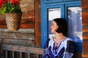 Psiholog Andreea Voicu:  Maternitatea m-a învăţat că, dincolo de orice metodă, vindecarea începe cu o îmbrăţişare emoţională