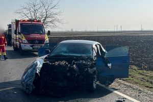 FOTO Accident, azi dimineaţă, între o maşină şi un microbuz. Trei persoane au fost implicate