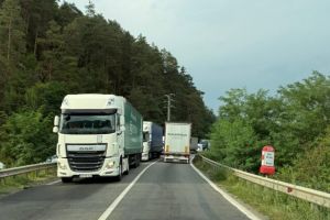 Restricţii pentru TIR-uri, timp de 3 luni pe Valea Oltului: orare şi rute alternative