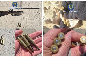 Arme deţinute ilegal descoperite de poliţişti şi un bărbat reţinut în urma unei percheziţii domiciliare