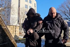 Tanarul acuzat ca si-a ucis mama cu zeci de lovituri de cutit, in cartierul Poarta 6 din Constanta, tinut dupa gratii. Iata solutia Tribunalului (MINUTA)